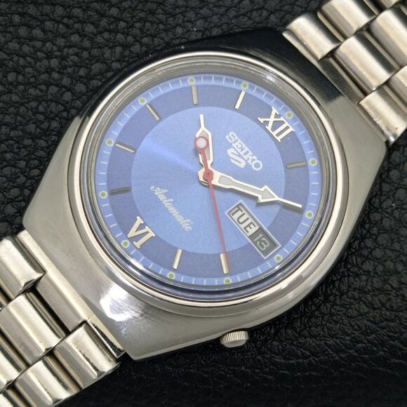Vintage 1974 Seiko Automatic Mens Silver Watch W/daydate & Blue accents - Picture 6 of 10